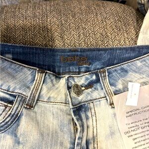 bebe Low rise, denim washed, CAPRIS. SIZE 28